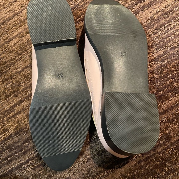 Women’s Classic Loafers - Picture 3 of 6